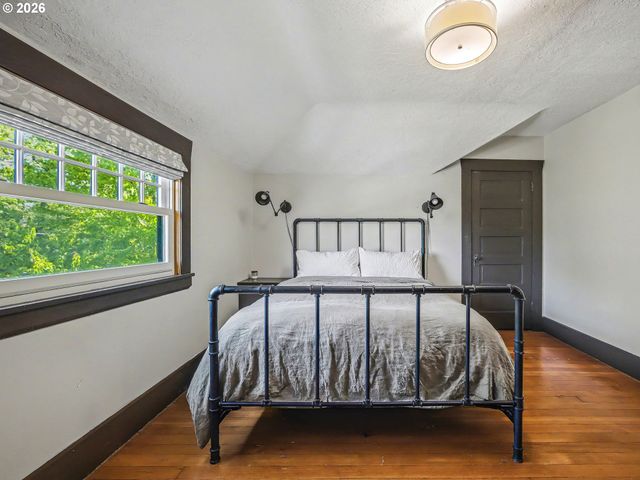 2532 Se ASH St, Portland, OR 97214