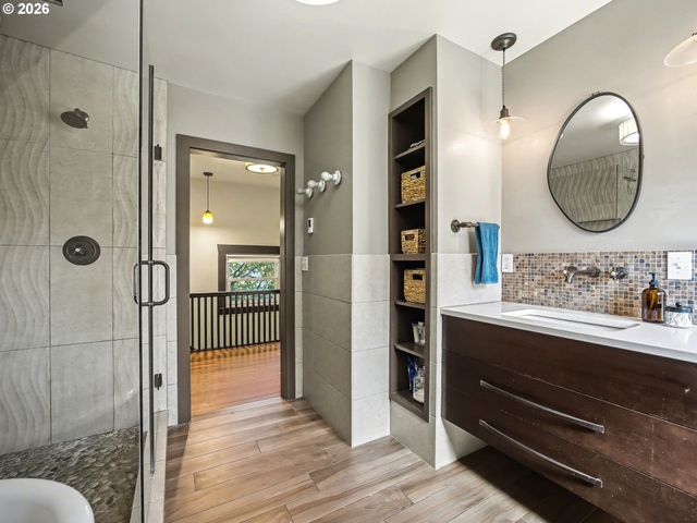 2532 Se ASH St, Portland, OR 97214