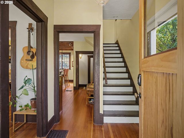 2532 Se ASH St, Portland, OR 97214