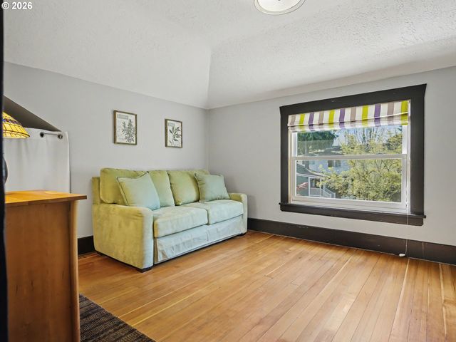 2532 Se ASH St, Portland, OR 97214