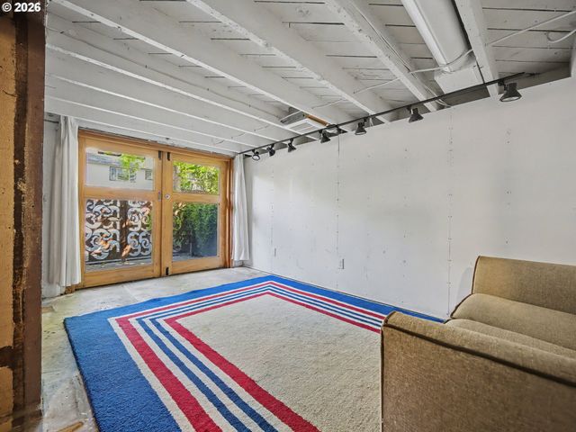 2532 Se ASH St, Portland, OR 97214