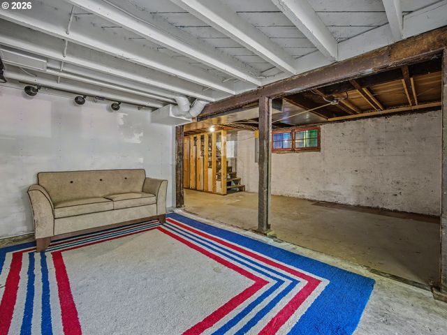 2532 Se ASH St, Portland, OR 97214