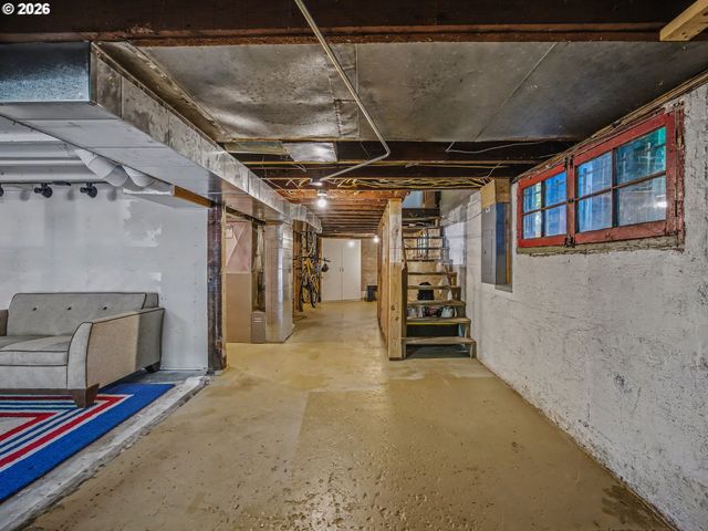 2532 Se ASH St, Portland, OR 97214