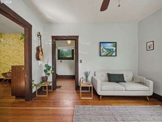2532 Se ASH St, Portland, OR 97214
