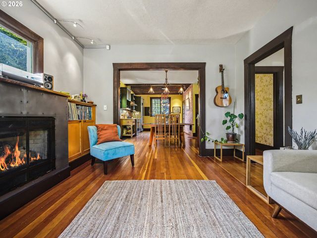 2532 Se ASH St, Portland, OR 97214