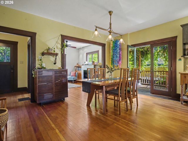 2532 Se ASH St, Portland, OR 97214
