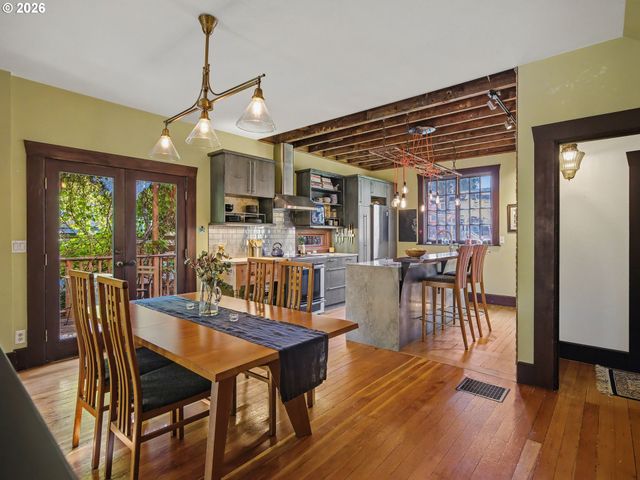 2532 Se ASH St, Portland, OR 97214