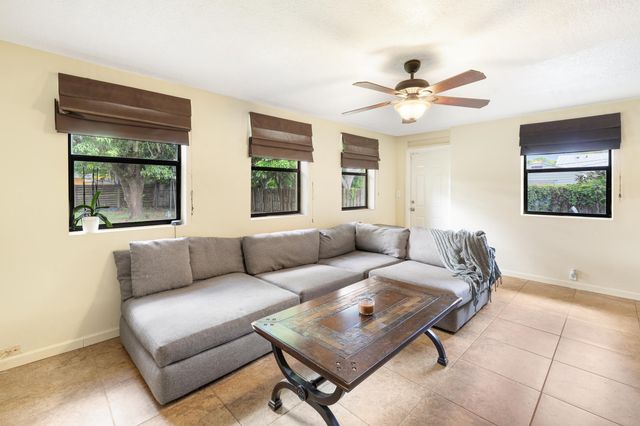713 NE 35th Street, Oakland Park, FL 33334