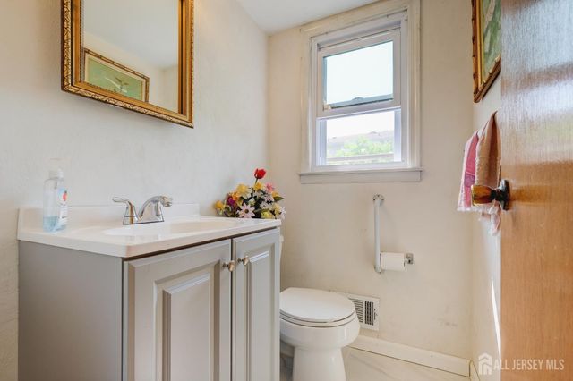 23 Charlton Avenue, Piscataway, NJ 08854