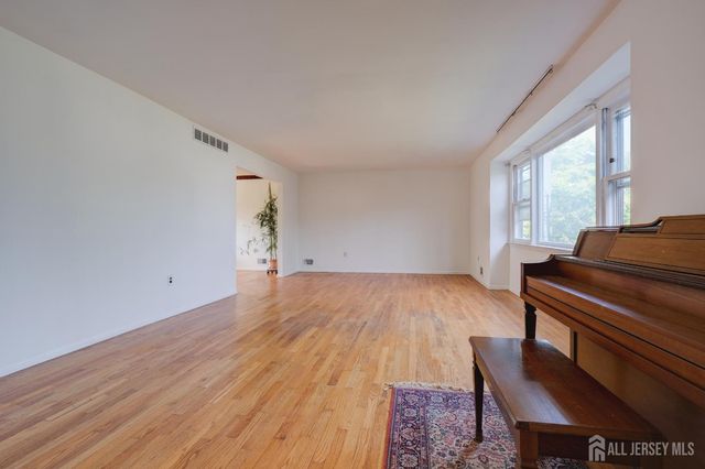 23 Charlton Avenue, Piscataway, NJ 08854