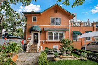 1033 NW 6th St B, Miami, FL 33136