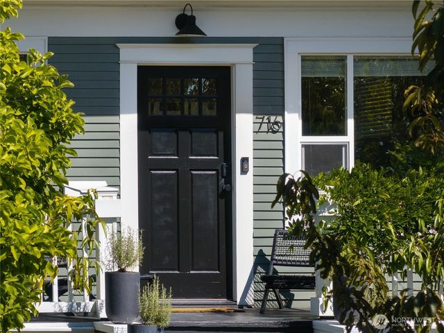 716 32nd Avenue, Seattle, WA 98122