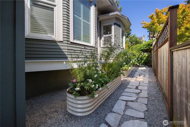 716 32nd Avenue, Seattle, WA 98122