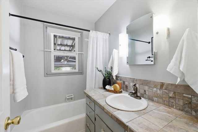4023 N Hawthorne St, Spokane, WA 99205