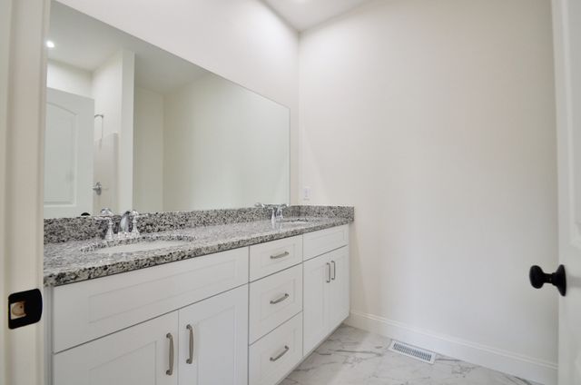 215A Crownshield 20A, Uxbridge, MA 01569