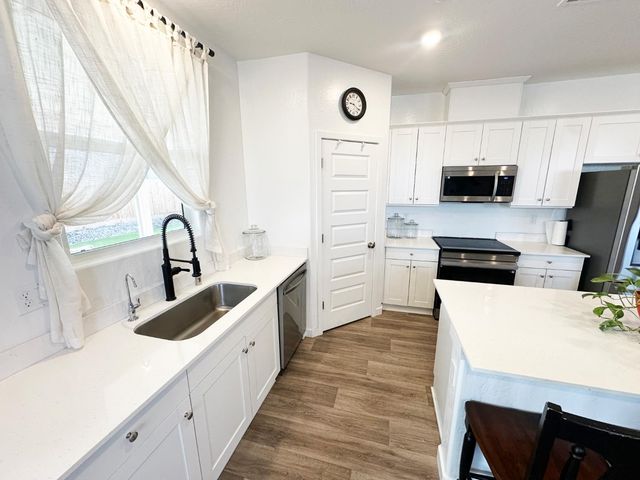 1757 Klamath Road S, Madera, CA 93636