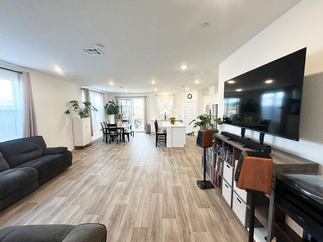 1757 Klamath Road S, Madera, CA 93636