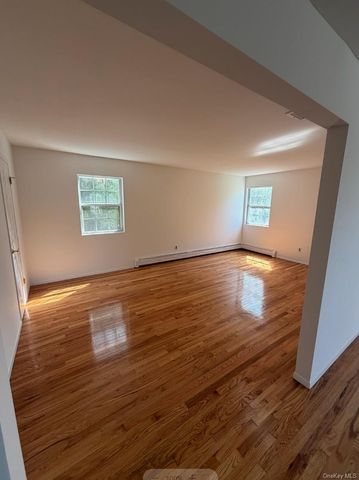 8 8th Street, New Hyde Park, NY 11040