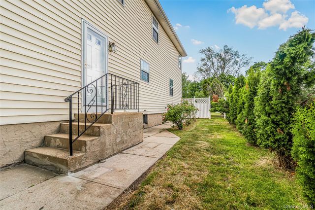 8 8th Street, New Hyde Park, NY 11040