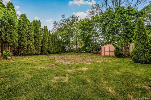8 8th Street, New Hyde Park, NY 11040