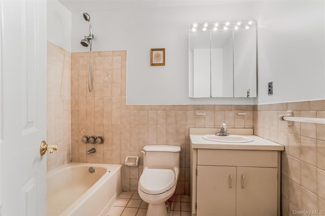 8 8th Street, New Hyde Park, NY 11040
