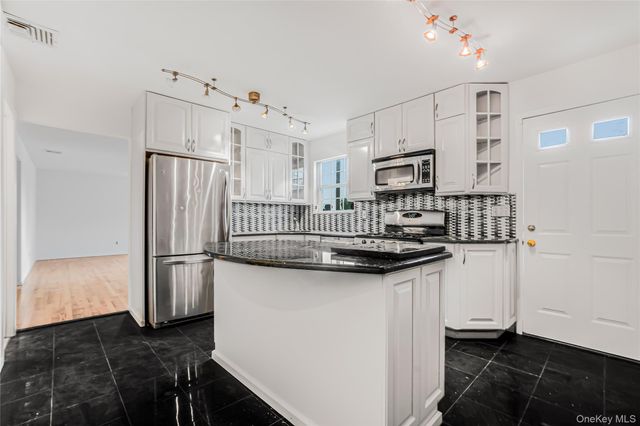 8 8th Street, New Hyde Park, NY 11040