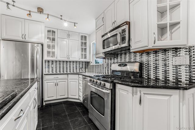 8 8th Street, New Hyde Park, NY 11040
