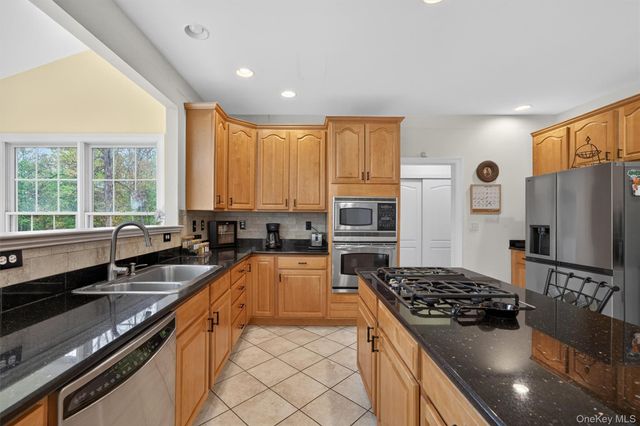 31 Sunflower Circle, Wappingers Falls, NY 12590