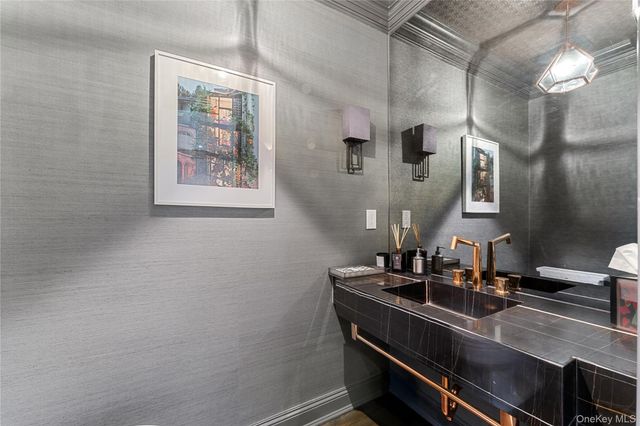 8 Richbell Road, Scarsdale, NY 10583