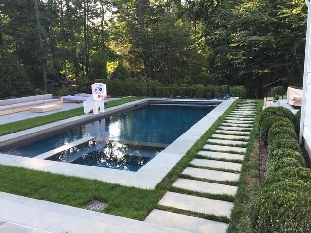 8 Richbell Road, Scarsdale, NY 10583