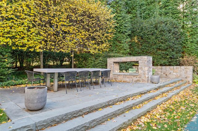 8 Richbell Road, Scarsdale, NY 10583