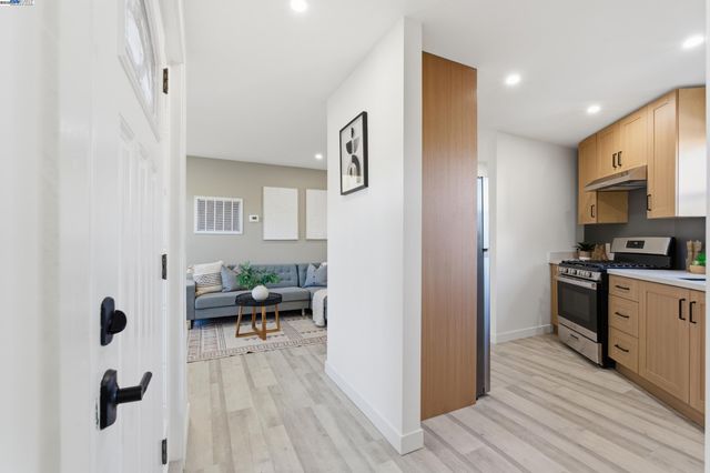 5729 Bancroft Ave, Oakland, CA 94605