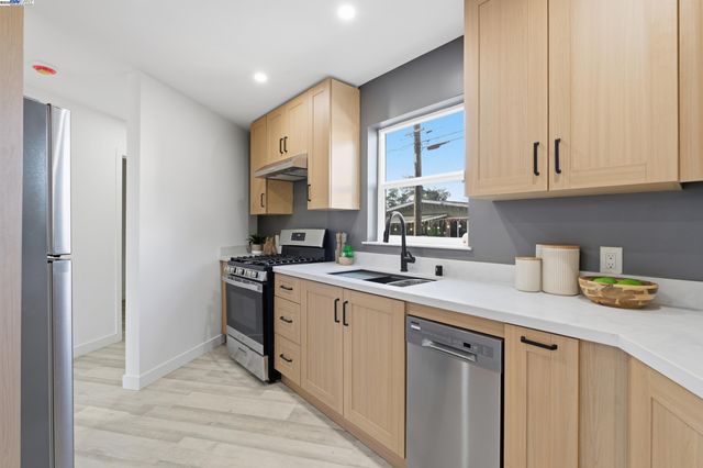 5729 Bancroft Ave, Oakland, CA 94605