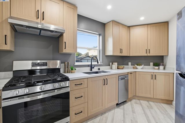 5729 Bancroft Ave, Oakland, CA 94605