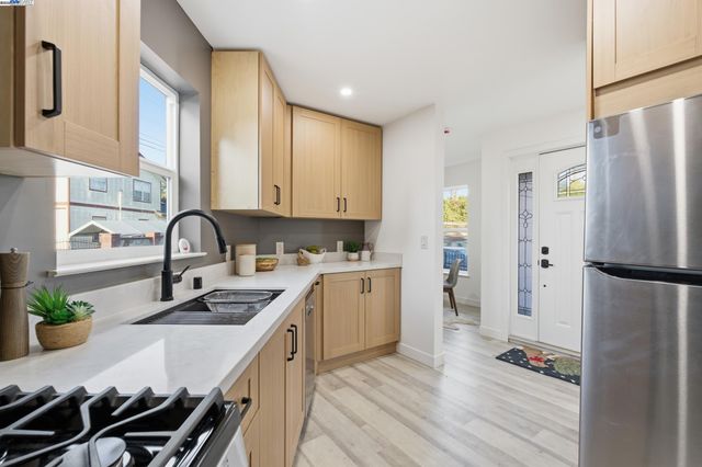 5729 Bancroft Ave, Oakland, CA 94605