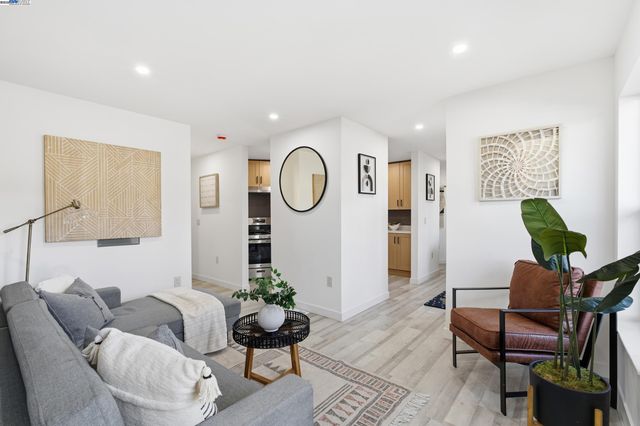 5729 Bancroft Ave, Oakland, CA 94605