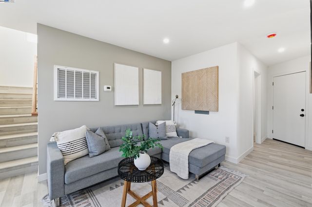 5729 Bancroft Ave, Oakland, CA 94605