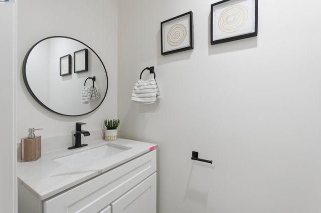 5729 Bancroft Ave, Oakland, CA 94605