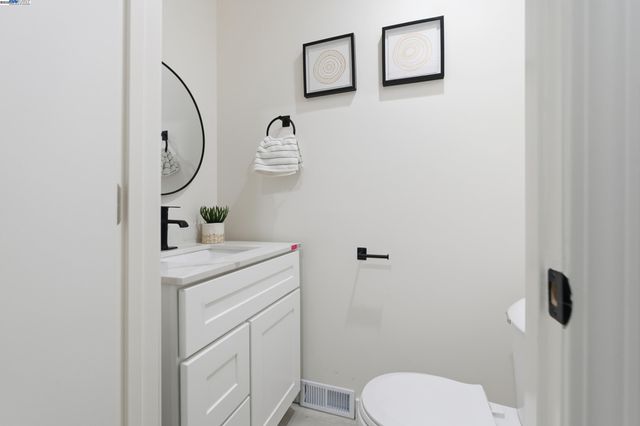 5729 Bancroft Ave, Oakland, CA 94605