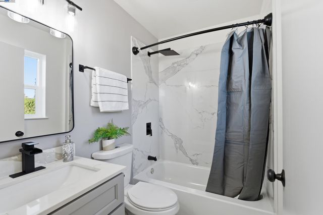 5729 Bancroft Ave, Oakland, CA 94605