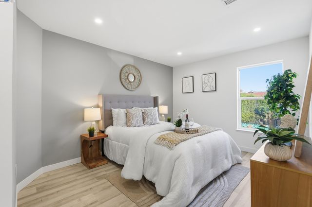 5729 Bancroft Ave, Oakland, CA 94605