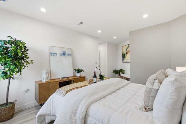 5729 Bancroft Ave, Oakland, CA 94605