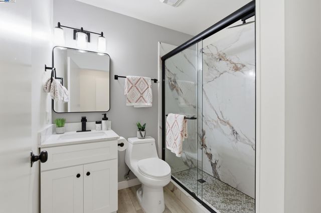 5729 Bancroft Ave, Oakland, CA 94605