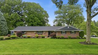 105 Appletree Dr, Brighton Twp, PA 15009