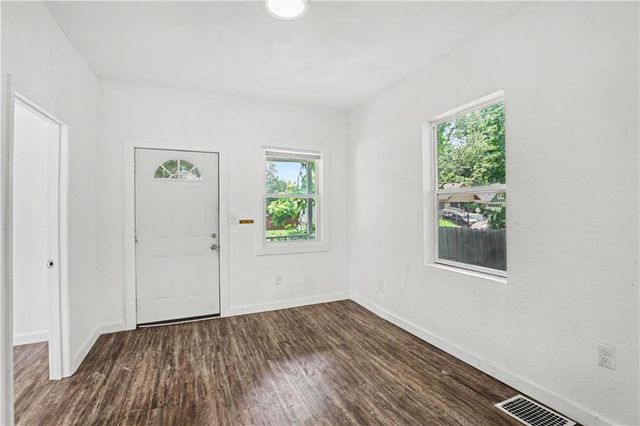 2524 Kensington Avenue, Kansas City, MO 64127