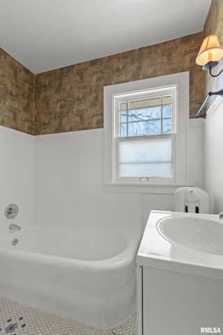 1210 N ELMWOOD Avenue, Peoria, IL 61606