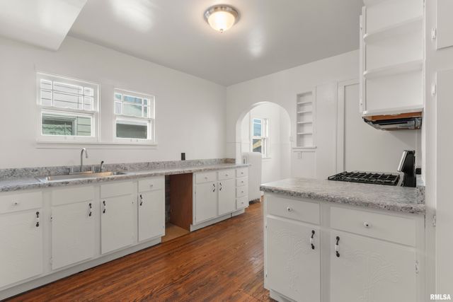 1210 N ELMWOOD Avenue, Peoria, IL 61606