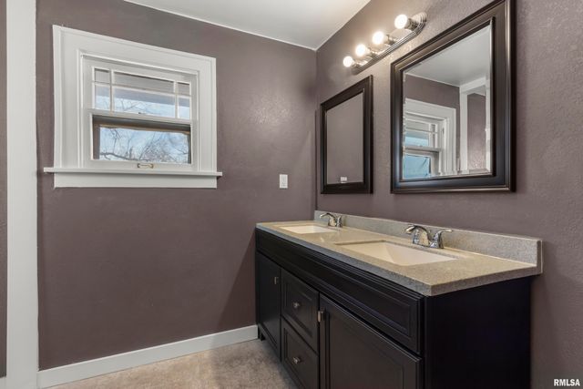 1210 N ELMWOOD Avenue, Peoria, IL 61606