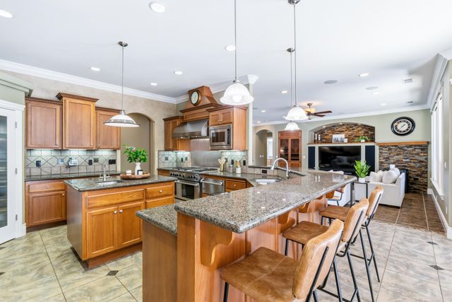 12600 Autumn Oaks Lane, Redding, CA 96003