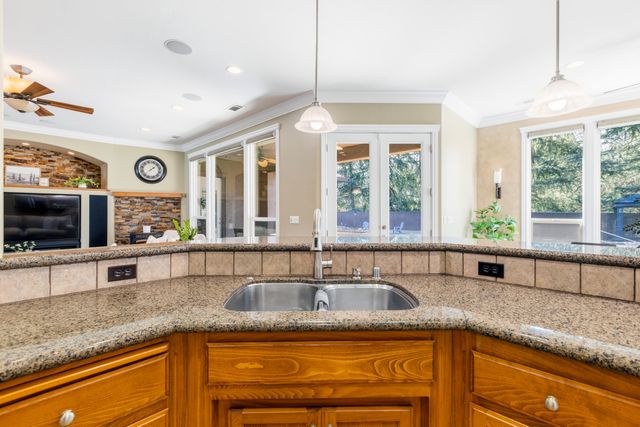 12600 Autumn Oaks Lane, Redding, CA 96003